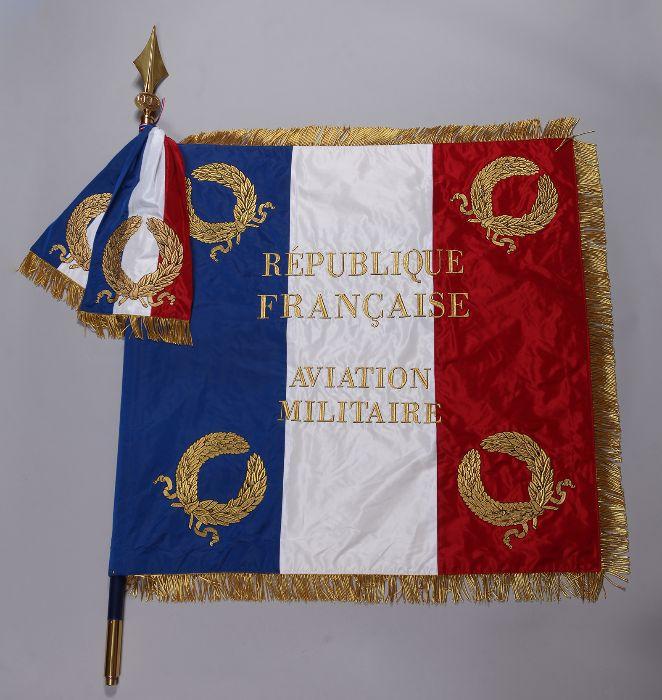 ImagesDéfense - Salut aux drapeaux lors de la cérémonie officielle du  baptême de l'avion France Libre le 25 octobre 1944 au Bourget.