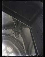 Vue intérieure : plafond voûté avec croisement d'ogives (détail)