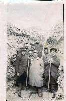 Photographie d'un groupe de 10 soldats au front et photo-carte représetant un groupe de 8 soldats dans une tranchée