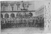 Carte postale représentant les ambulanciers du corps de la Duchesse de Westminster devant la statue de Jeanne d'Arc à Paris en 1914